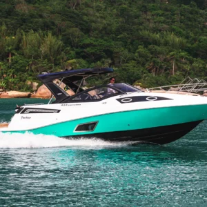 Lancha Focker 333 GT em navegação