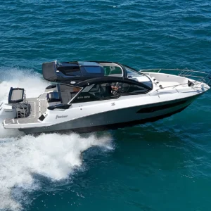 Lancha Focker 370 GTX em navegação