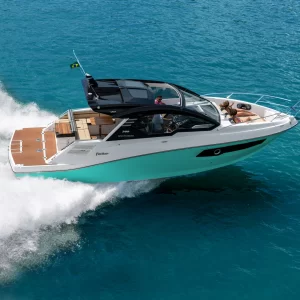 Lancha Focker 388 GT navegando em alto-mar
